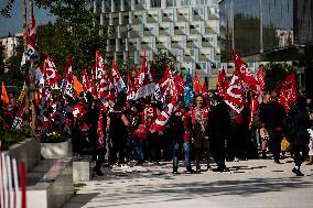 Demonstration in front of Orange headquarters