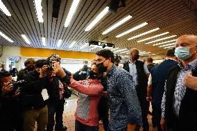 PM Trudeau Greets Commuters At Metro Station - Montreal