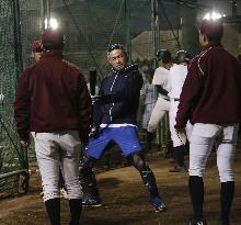 Baseball: Ichiro as temporary high school team instructor