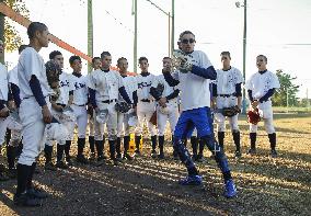 Baseball: Ichiro as temporary high school team instructor