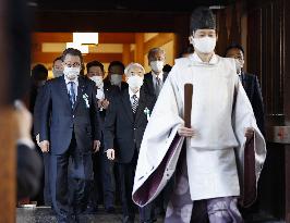Japan lawmakers visit Yasukuni shrine in group