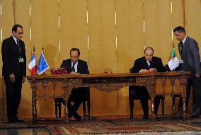 Abdelaziz Bouteflika and Francois Hollande sign the Declaration of Algiers on Friendship and Cooperation