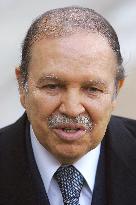 Jacques Chirac meets with Algerian President Abdelaziz Bouteflika at the Elysee Palace in Paris