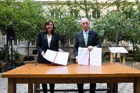 Anne Hidalgo and Michael Bloomberg agreement to fight pollution - Paris