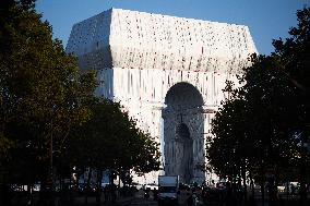 Illustrations of the wrapped Arc de Triomphe - Paris