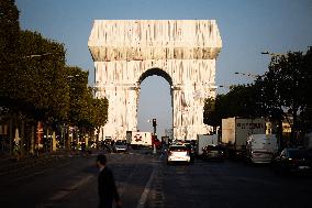 Illustrations of the wrapped Arc de Triomphe - Paris