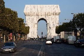 Illustrations of the wrapped Arc de Triomphe - Paris