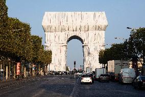 Illustrations of the wrapped Arc de Triomphe - Paris