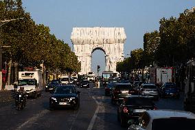 Illustrations of the wrapped Arc de Triomphe - Paris