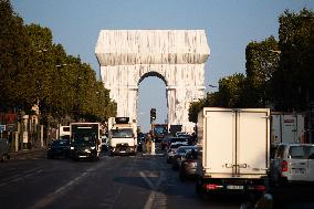 Illustrations of the wrapped Arc de Triomphe - Paris