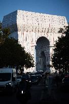 Illustrations of the wrapped Arc de Triomphe - Paris