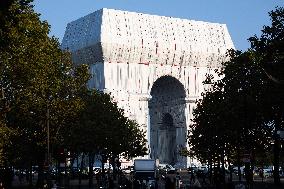 Illustrations of the wrapped Arc de Triomphe - Paris