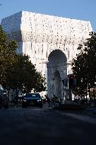 Illustrations of the wrapped Arc de Triomphe - Paris