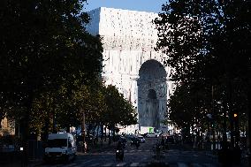 Illustrations of the wrapped Arc de Triomphe - Paris