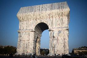 Illustrations of the wrapped Arc de Triomphe - Paris