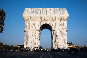 Illustrations of the wrapped Arc de Triomphe - Paris