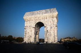 Illustrations of the wrapped Arc de Triomphe - Paris