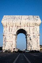 Illustrations of the wrapped Arc de Triomphe - Paris