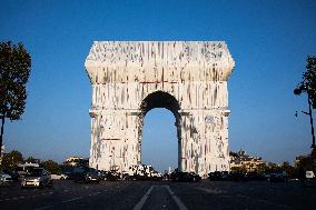 Illustrations of the wrapped Arc de Triomphe - Paris