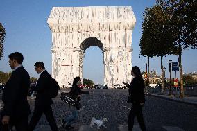 Illustrations of the wrapped Arc de Triomphe - Paris