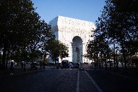 Illustrations of the wrapped Arc de Triomphe - Paris