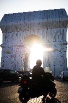 Illustrations of the wrapped Arc de Triomphe - Paris