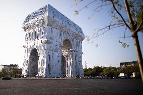 Illustrations of the wrapped Arc de Triomphe - Paris