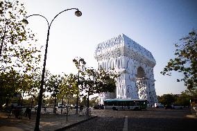 Illustrations of the wrapped Arc de Triomphe - Paris