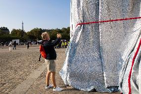 Illustrations of the wrapped Arc de Triomphe - Paris