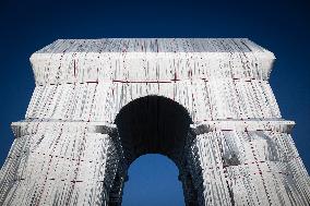 Illustrations of the wrapped Arc de Triomphe - Paris