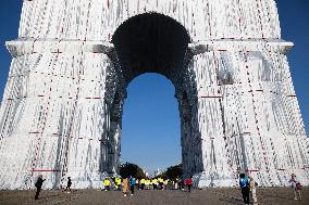 Illustrations of the wrapped Arc de Triomphe - Paris