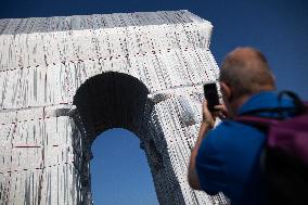 Illustrations of the wrapped Arc de Triomphe - Paris