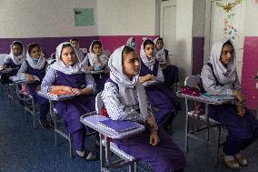 Afghan girl students in Kabul