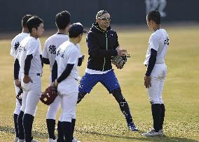 Baseball: Ichiro as temporary high school team instructor