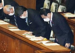 Japan lower house OKs record extra budget