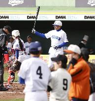 Baseball: Ichiro Suzuki in game vs. women's team