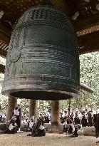 Rehearsal of New Year's Eve bell-ringing at Kyoto temple