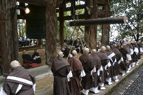 Rehearsal of New Year's Eve bell-ringing at Kyoto temple