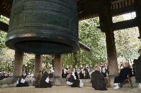 Rehearsal of New Year's Eve bell-ringing at Kyoto temple