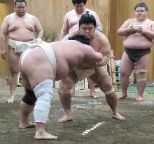 Sumo training ahead of New Year tournament