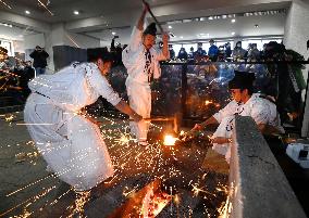 Swordsmiths hold New Year ceremony