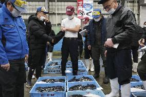 Year's first pufferfish auction in western Japan