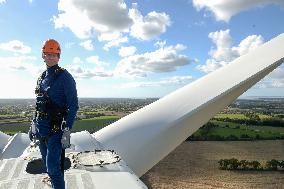 Yannik Jadot Visits A Wind Farm - Saint-Pere-en-Retz