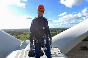 Yannik Jadot Visits A Wind Farm - Saint-Pere-en-Retz