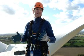 Yannik Jadot Visits A Wind Farm - Saint-Pere-en-Retz