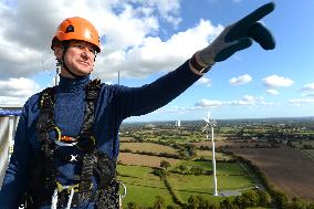 Yannik Jadot Visits A Wind Farm - Saint-Pere-en-Retz