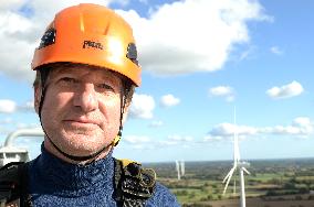 Yannik Jadot Visits A Wind Farm - Saint-Pere-en-Retz