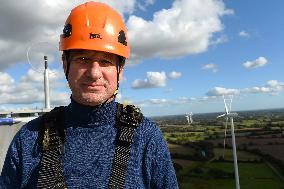 Yannik Jadot Visits A Wind Farm - Saint-Pere-en-Retz