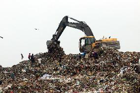 Waste Pickers In Dump Site - Dhaka