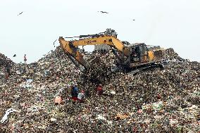 Waste Pickers In Dump Site - Dhaka